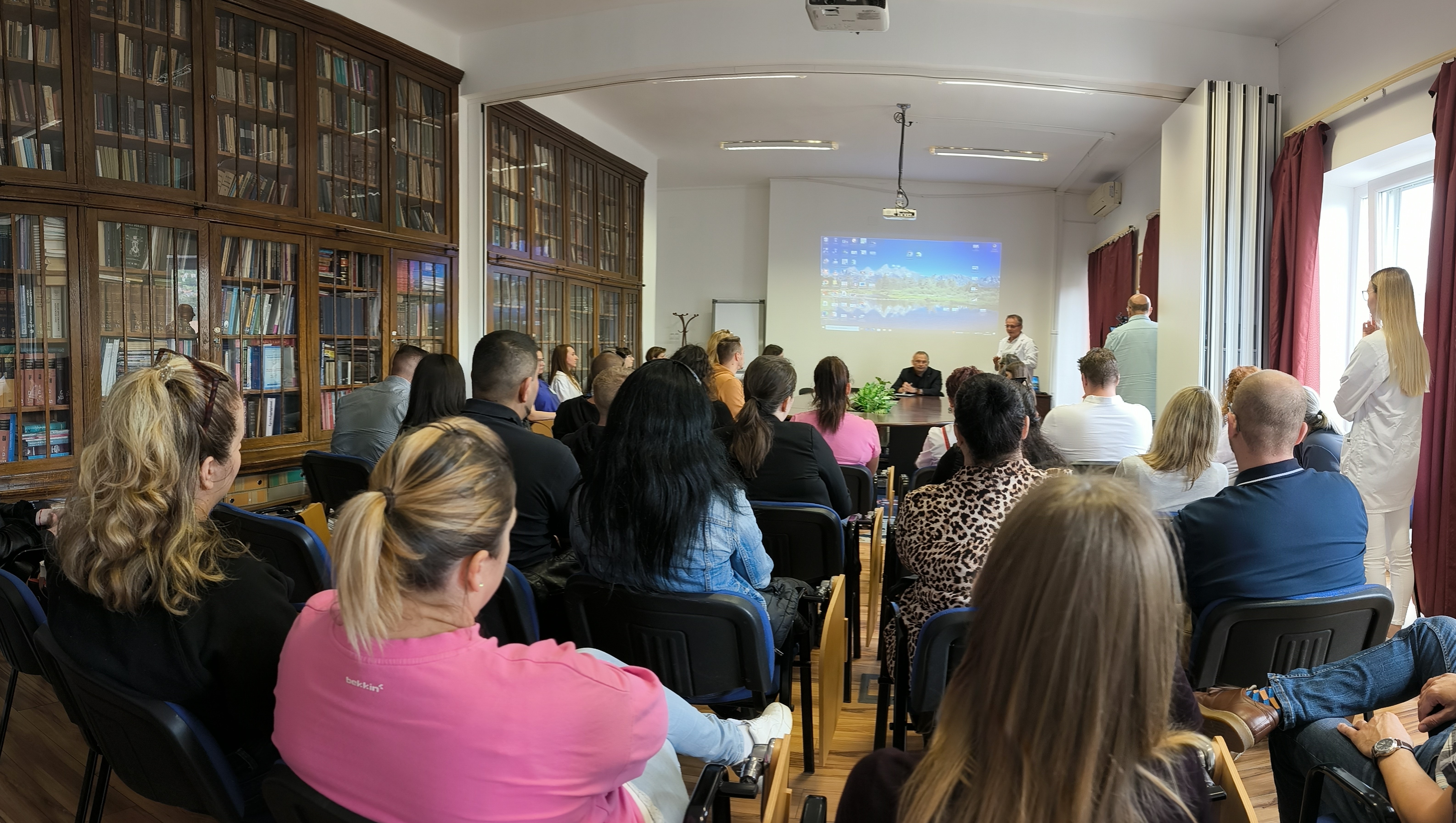 Teltház! Várakozáson felüli érdeklődés övezte a pécsi Reprodukciós Centrum első nyílt napját